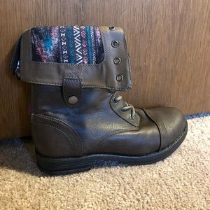 Brown combat boots, great condition